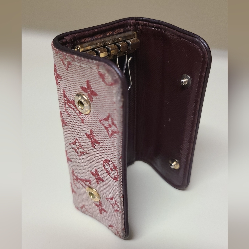Louis Vuitton Monogram Canvas Key Case - Picture 13 of 13